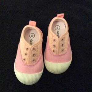 Cat and jack pull on sneakers